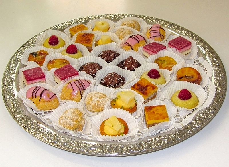 Die Petits-Fours-Platte