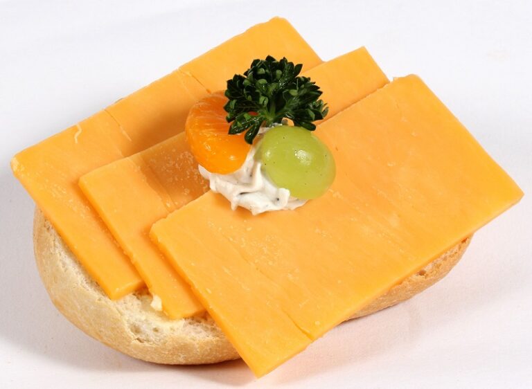 Halbe belegte Brötchen mit Cheddarkäse - Hefter Partyservice