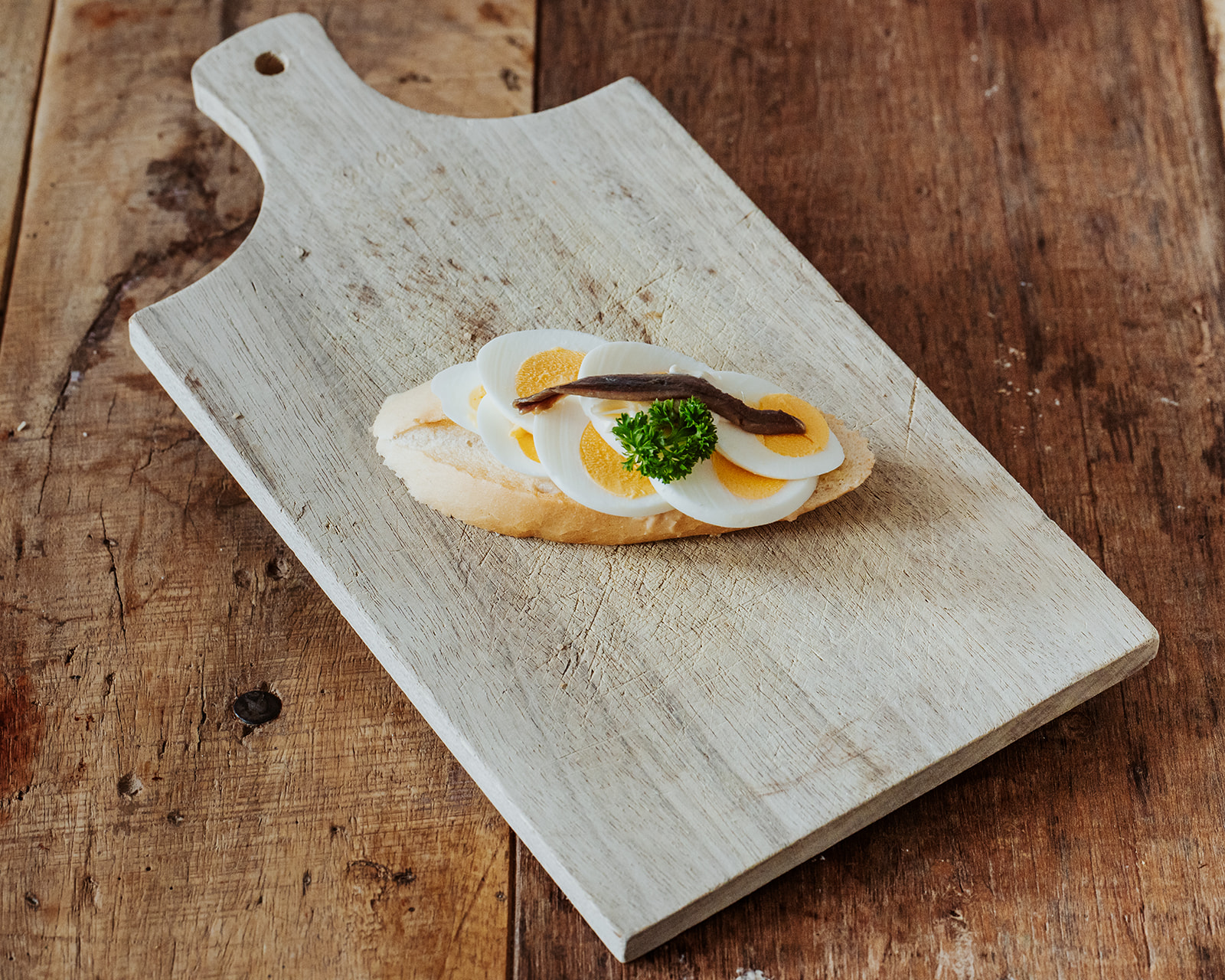 Party-Schnitten mit gekochtem Ei und Sardellenfilets – Bild 2