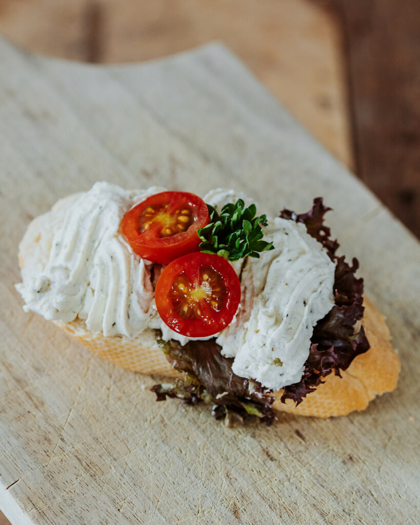 Vegetarische Canapés mit französischer Kräuter-Frischkäsecreme - Hefter ...