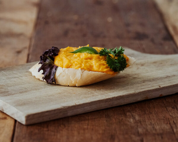 Vegane Canapés mit würziger Gelbe-Linsen-Crème