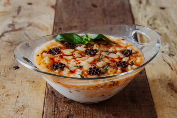 Kokos-Pannacotta mit Ananas-Chili-Salat und Basilikum