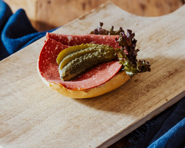 Halbe bel. Brötchen mit herzhafter veganer Salami