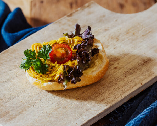 Halbe belegte Brötchen mit feiner Süßkartoffelcrème, vegan