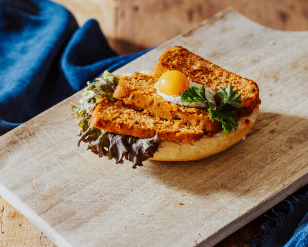 Halbe belegte Brötchen mit Tofu rosso mediterran, vegan
